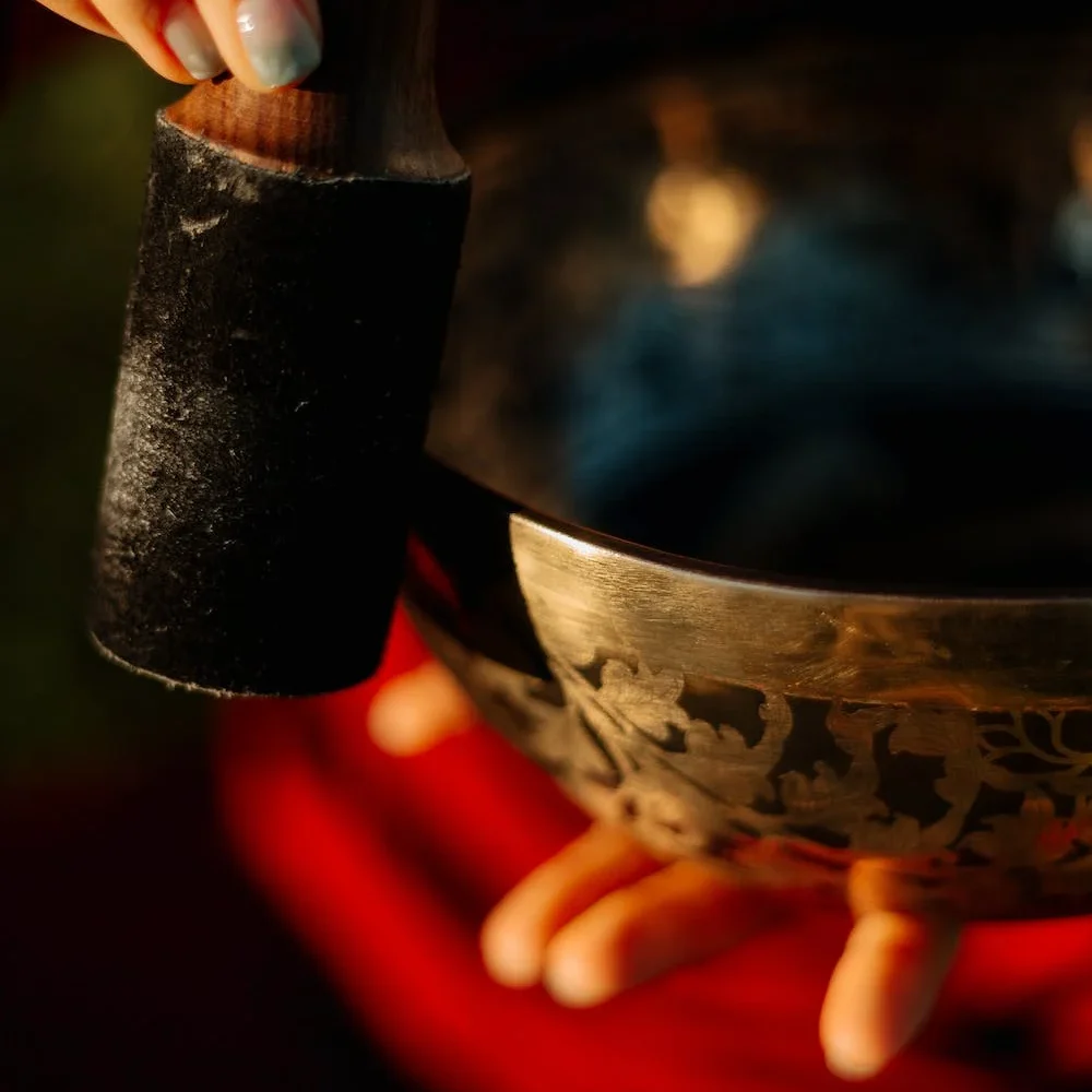 MASSAGE SONORE AUX BOLS TIBÉTAINS